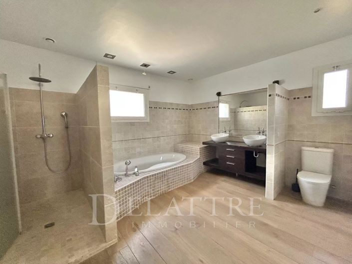 Image No.10-5 Bed House for sale