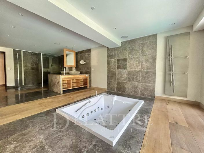 Image No.6-5 Bed House for sale