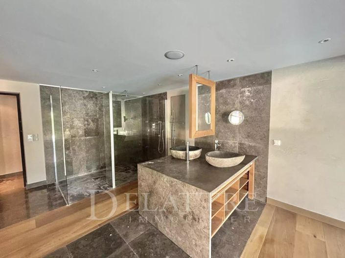 Image No.7-5 Bed House for sale