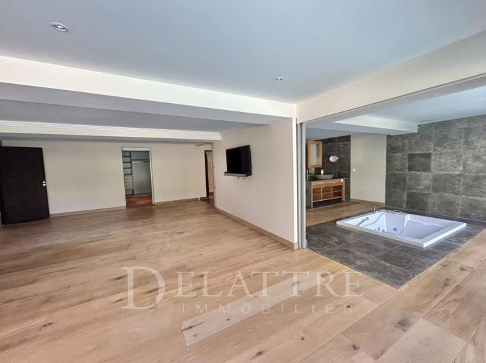 Image No.8-5 Bed House for sale