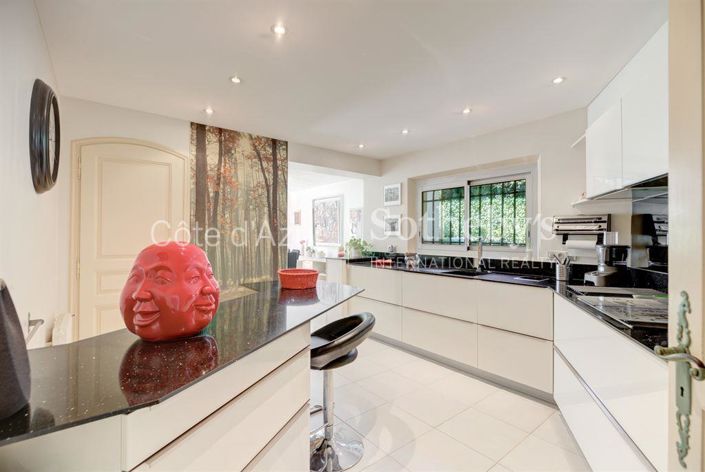 Image No.8-4 Bed Property for sale