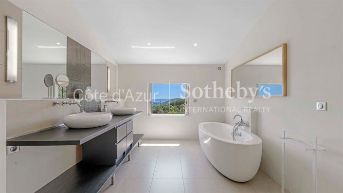 Image No.11-4 Bed Property for sale