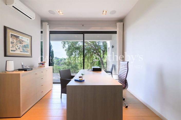 Image No.11-7 Bed Property for sale