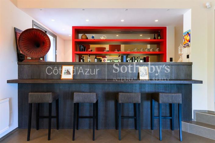 Image No.14-7 Bed Property for sale