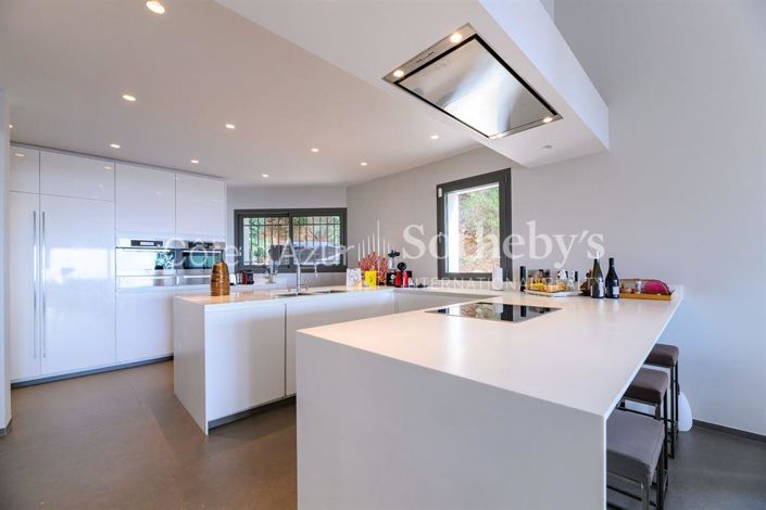 Image No.6-7 Bed Property for sale