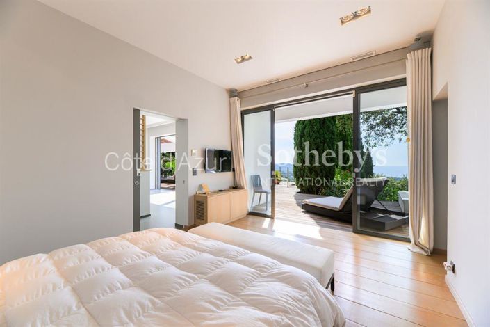 Image No.7-7 Bed Property for sale