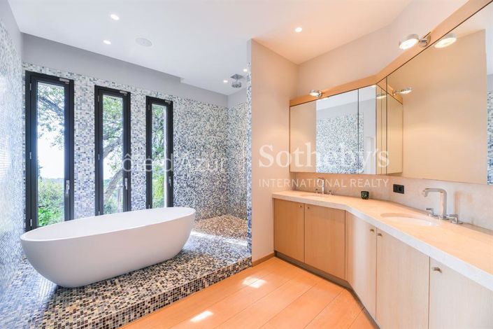 Image No.8-7 Bed Property for sale