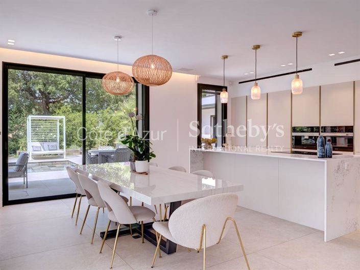 Image No.8-5 Bed Property for sale