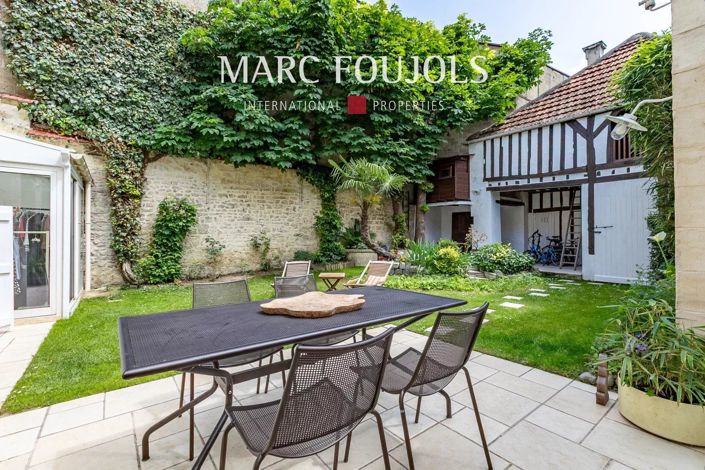 Image No.2-8 Bed House for sale