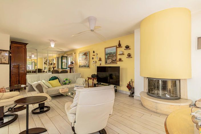 Image No.7-7 Bed House for sale