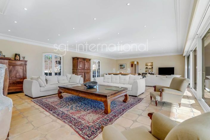 Image No.8-6 Bed House for sale