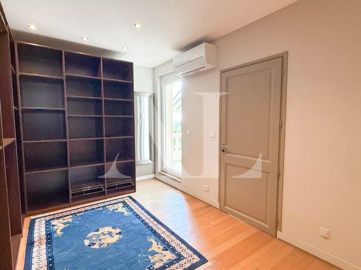 Image No.8-5 Bed House for sale