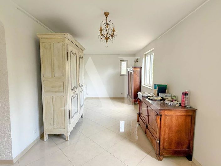 Image No.9-5 Bed House for sale