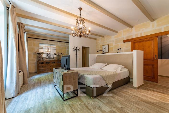 Image No.10-6 Bed Property for sale