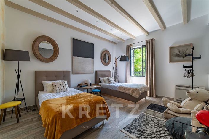 Image No.12-6 Bed Property for sale