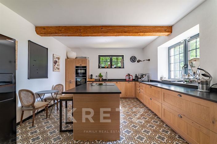 Image No.8-6 Bed Property for sale