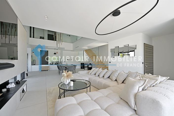 Image No.8-5 Bed House for sale