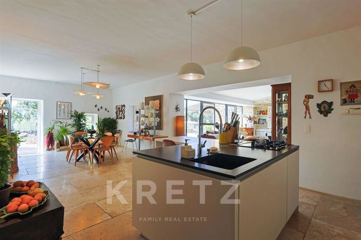 Image No.8-5 Bed House for sale