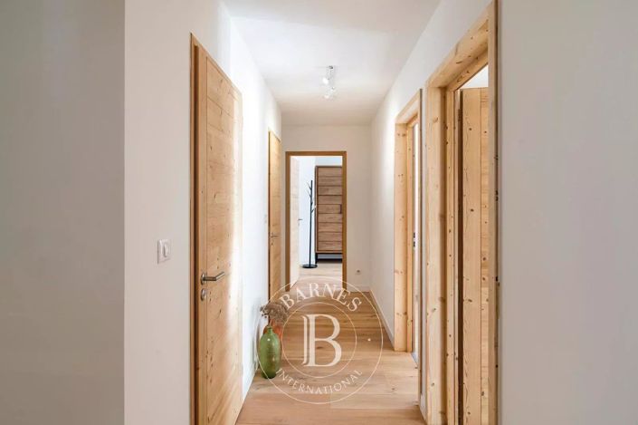 Image No.16-6 Bed House for sale