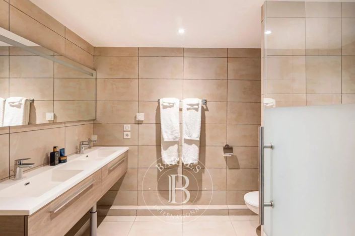 Image No.23-6 Bed House for sale