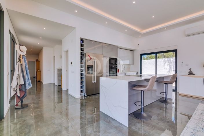 Image No.19-4 Bed House for sale