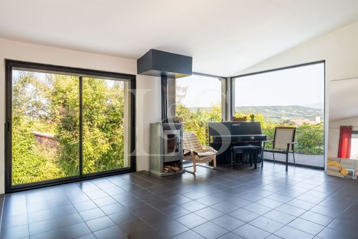 Image No.2-5 Bed House for sale