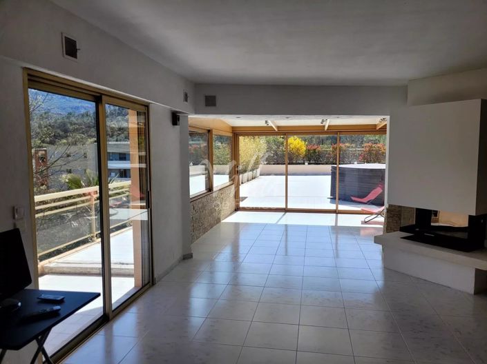 Image No.18-3 Bed Property for sale