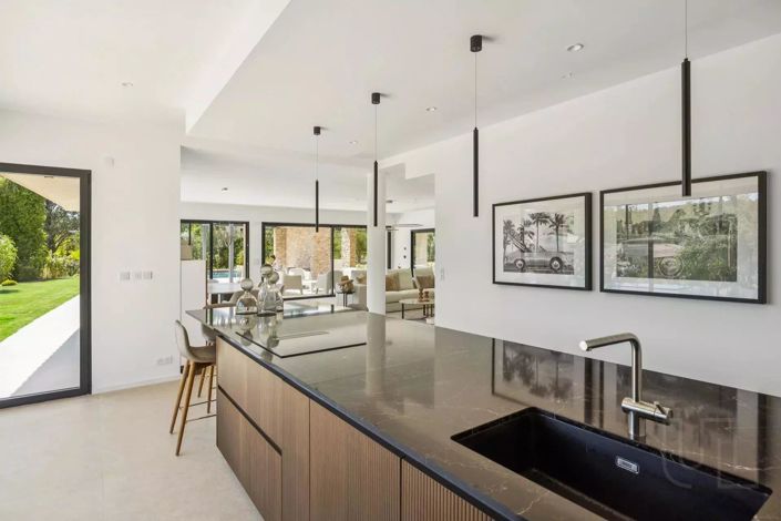 Image No.6-4 Bed House for sale