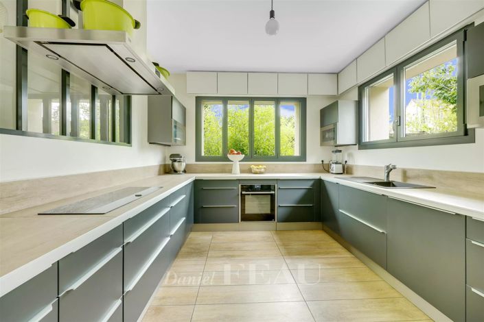 Image No.8-4 Bed House for sale