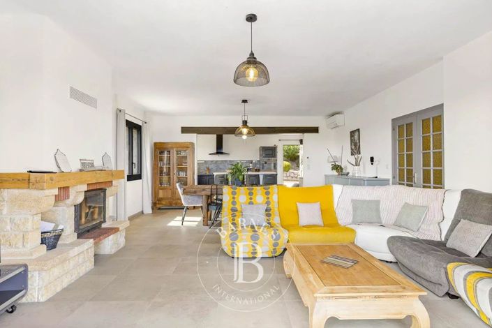 Image No.6-7 Bed House for sale