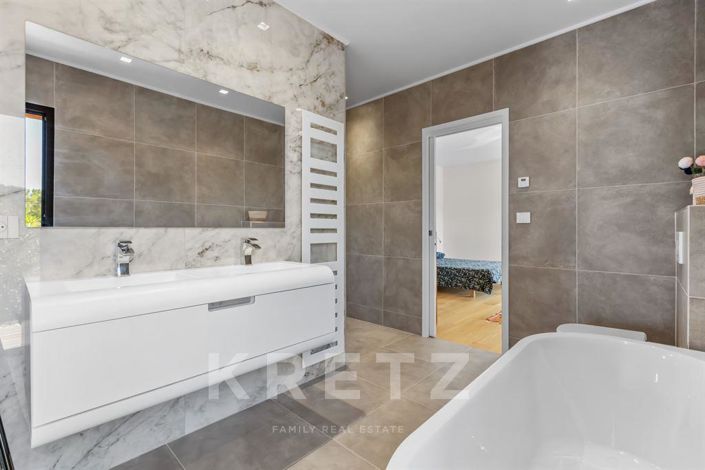 Image No.12-4 Bed House for sale