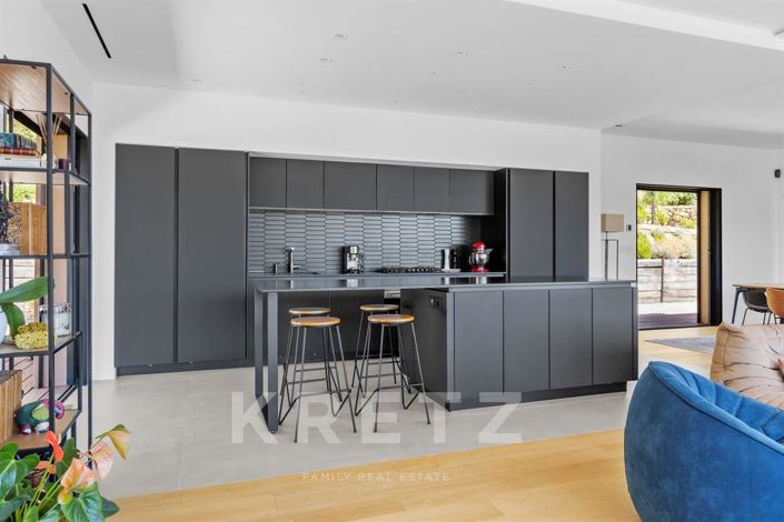 Image No.8-4 Bed House for sale