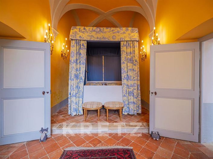 Image No.11-9 Bed Property for sale