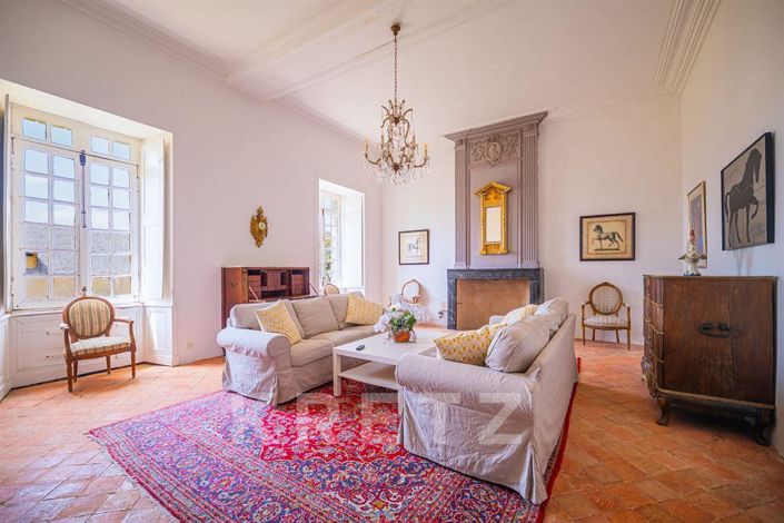 Image No.17-9 Bed Property for sale