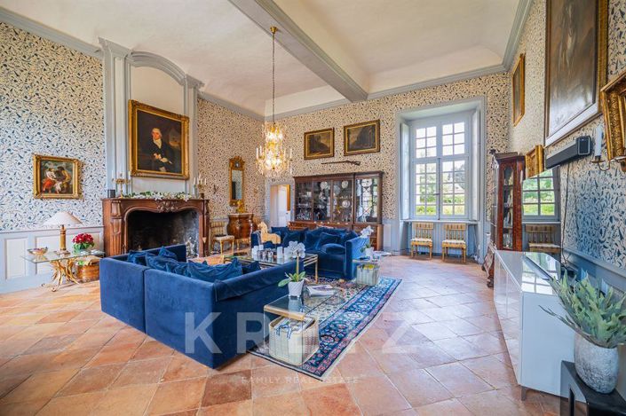 Image No.9-9 Bed Property for sale