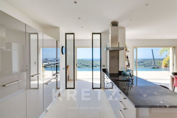 Image No.1-6 Bed Property for sale