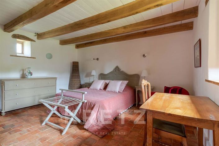 Image No.17-11 Bed Property for sale