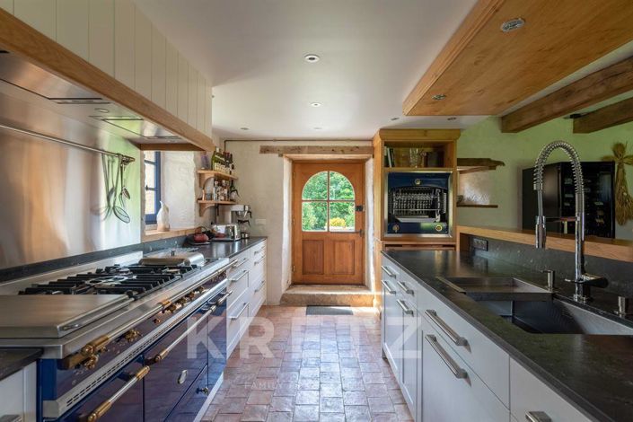 Image No.19-11 Bed Property for sale