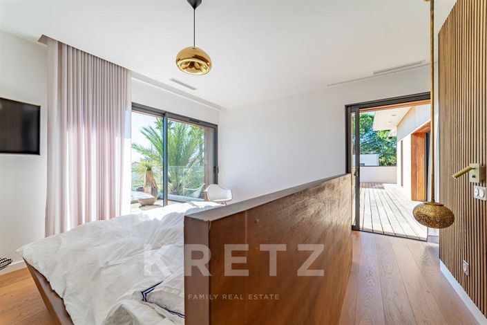 Image No.8-5 Bed House for sale