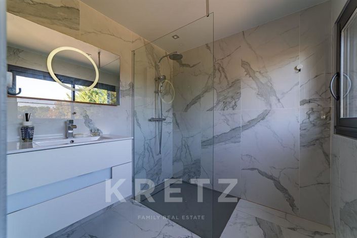 Image No.10-5 Bed House for sale