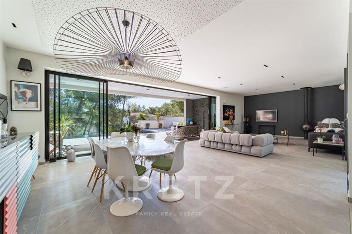 Image No.2-5 Bed House for sale