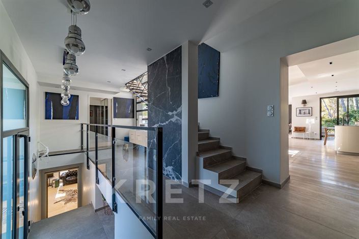 Image No.6-5 Bed House for sale