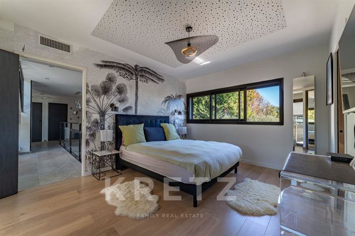 Image No.8-5 Bed House for sale