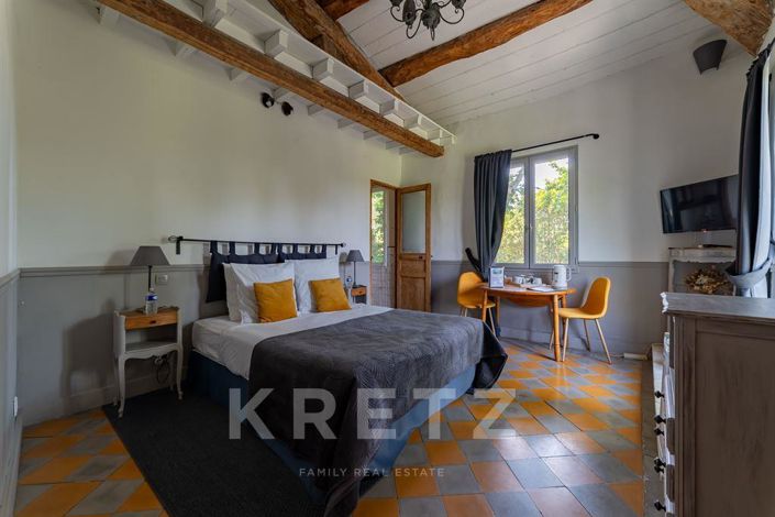 Image No.10-6 Bed Property for sale