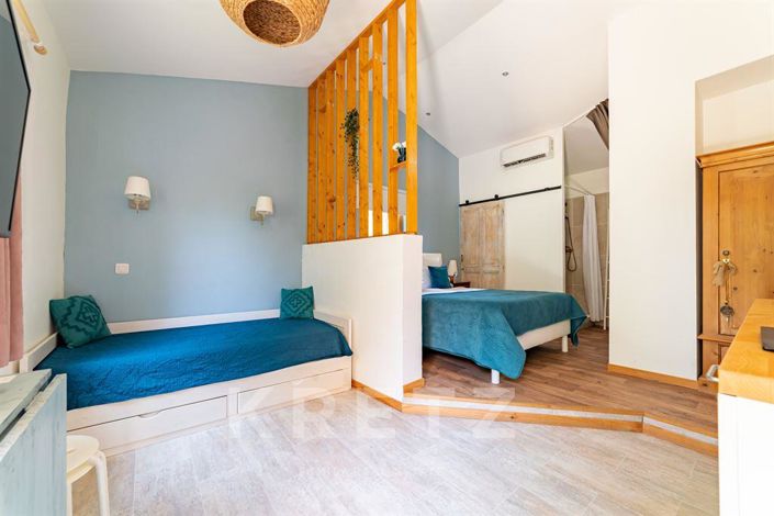 Image No.12-6 Bed Property for sale