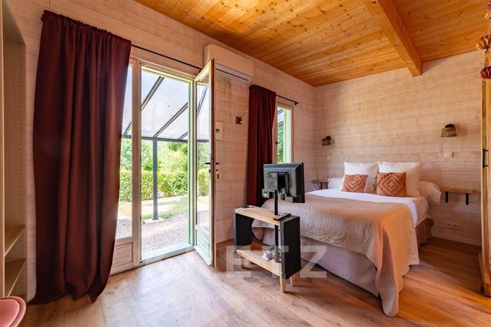 Image No.19-6 Bed Property for sale