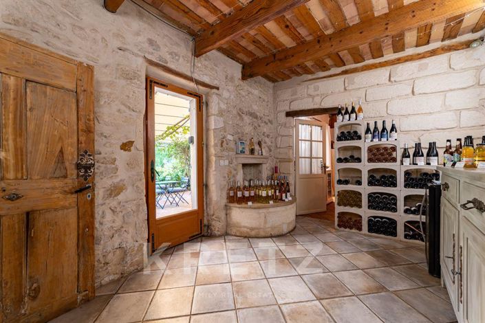 Image No.6-6 Bed Property for sale