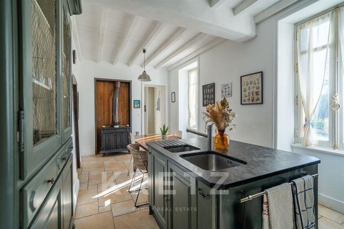 Image No.7-10 Bed House for sale