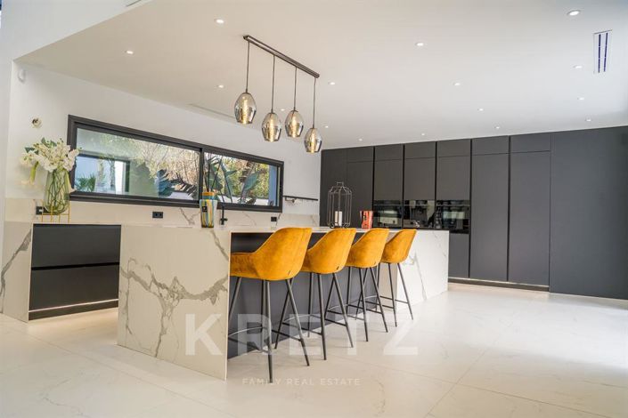 Image No.11-5 Bed Property for sale