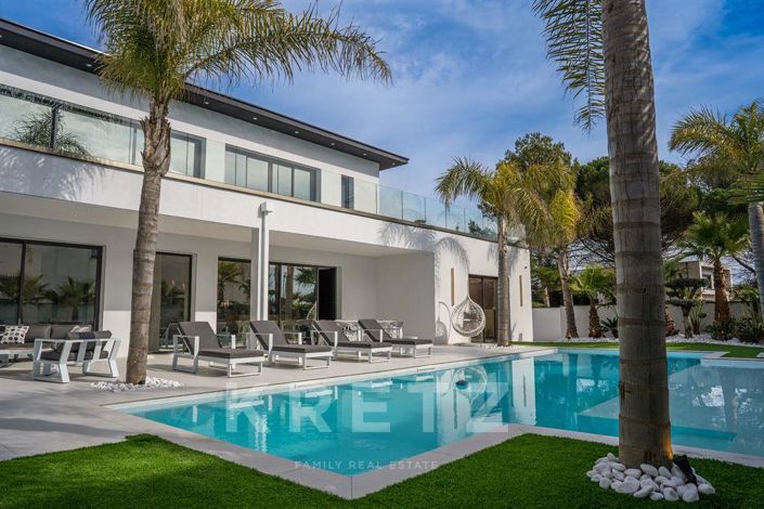 Image No.12-5 Bed Property for sale